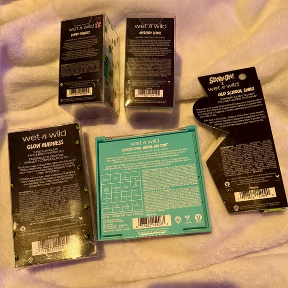 Scooby Doo 16 Color Palette, Face & Body Crayon Set, Lip Mask, Eyeliner, Blush - Picture 2 of 9